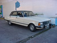 Falcon Ghia 3.6 1983 Blanco Túnez con vinilico color marrón, una combinacion rara de encontrar.